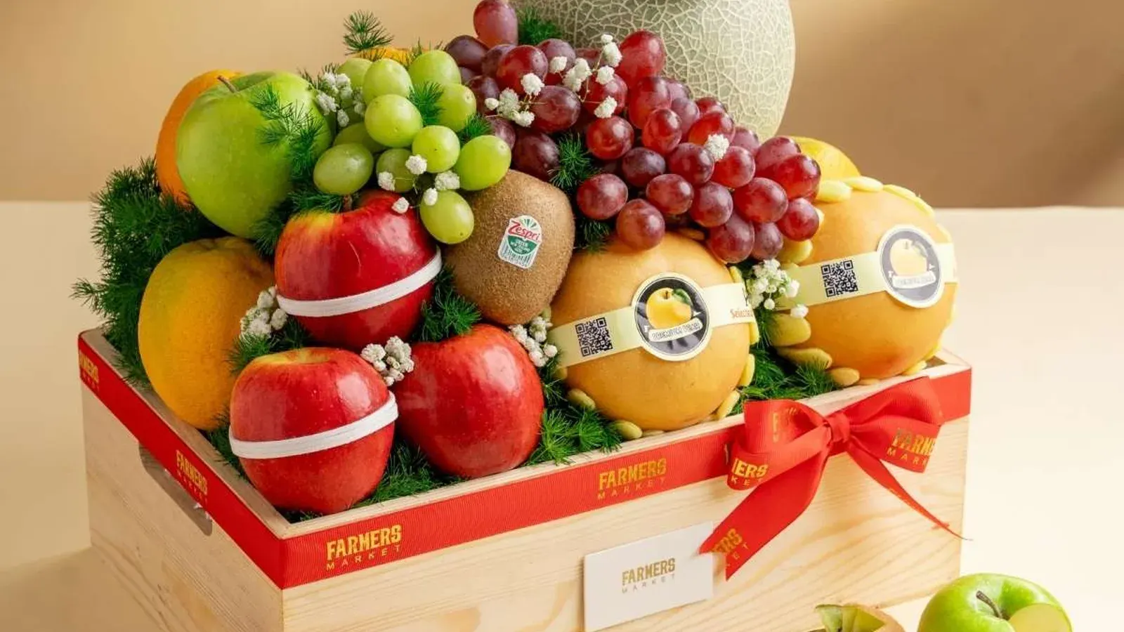 Cherry, nho và việt quất xếp trong hộp kín đặt trong ngăn mát tủ lạnh