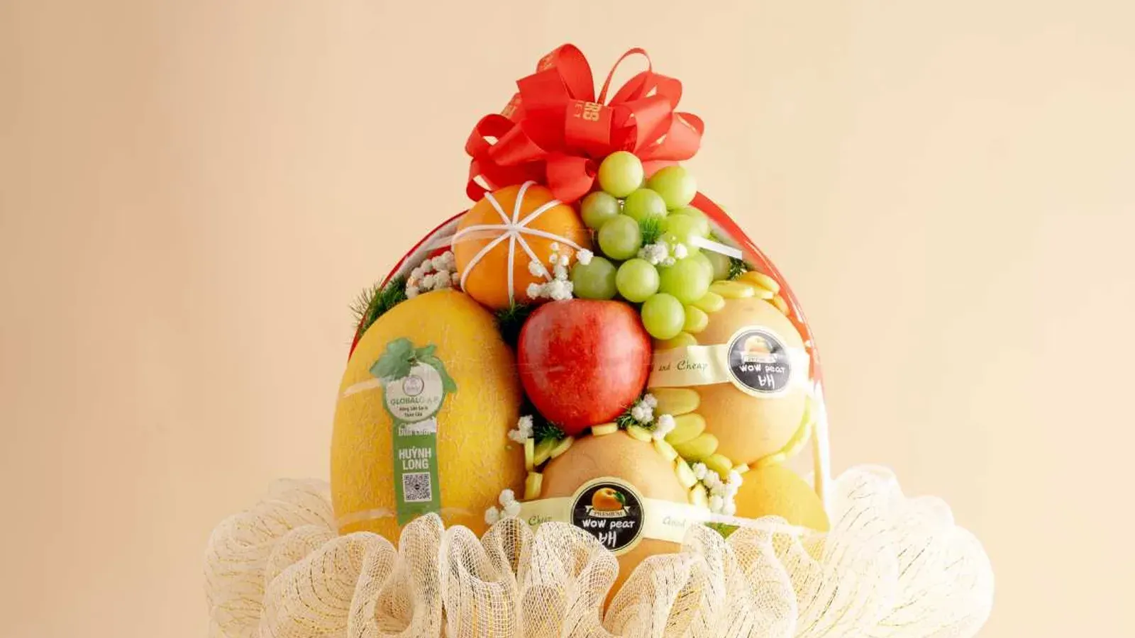 Hộp quà trái cây tone xanh nhạt với kiwi, cam, lê đặt trên tủ đầu giường bệnh viện