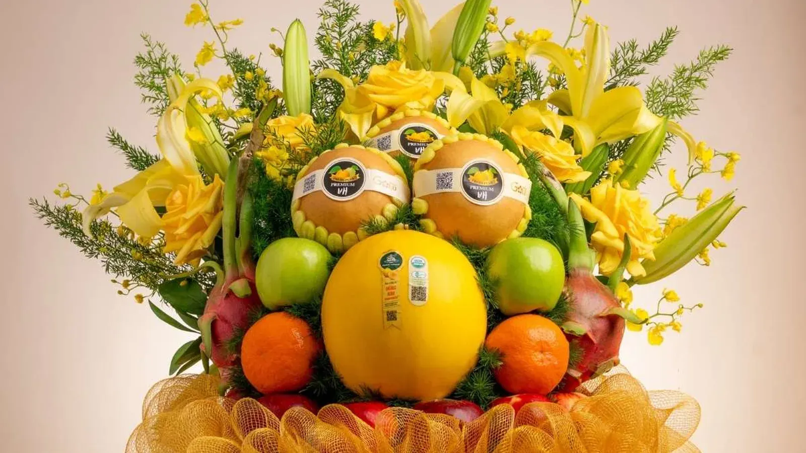 Mâm ngũ quả với bưởi, cam, táo đỏ, nho và thanh long bày trên bàn thờ gia tiên